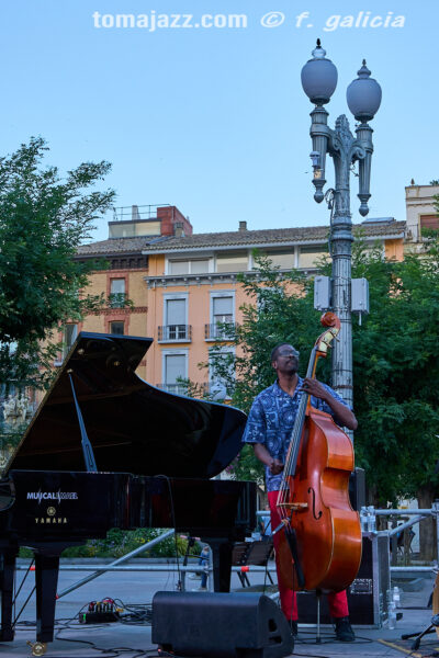 Daniel García Trío (Huesca es Jazz 2026. 2026-06-27) Por Fabio Galicia [INSTANTZZ AKA Galería fotográfica AKA Fotoblog de jazz, impro… y algo más] - Tomajazz - Daniel García Trío actuó en Huesca es Jazz 2026. Fabio Galicia lo retrata en INSTANTZZ. Daniel García Trío son Daniel García, Reinier Elizarde, Andrés Litwin 