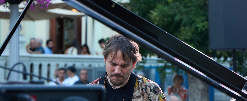 Daniel García Trío (Huesca es Jazz 2026. 2026-06-27) Por Fabio Galicia [INSTANTZZ AKA Galería fotográfica AKA Fotoblog de jazz, impro… y algo más] - Tomajazz - Daniel García Trío actuó en Huesca es Jazz 2026. Fabio Galicia lo retrata en INSTANTZZ. Daniel García Trío son Daniel García, Reinier Elizarde, Andrés Litwin