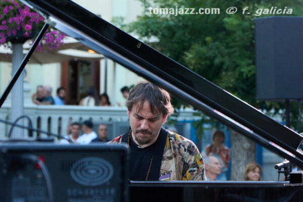 Daniel García Trío (Huesca es Jazz 2026. 2026-06-27) Por Fabio Galicia [INSTANTZZ AKA Galería fotográfica AKA Fotoblog de jazz, impro… y algo más] - Tomajazz - Daniel García Trío actuó en Huesca es Jazz 2026. Fabio Galicia lo retrata en INSTANTZZ. Daniel García Trío son Daniel García, Reinier Elizarde, Andrés Litwin 