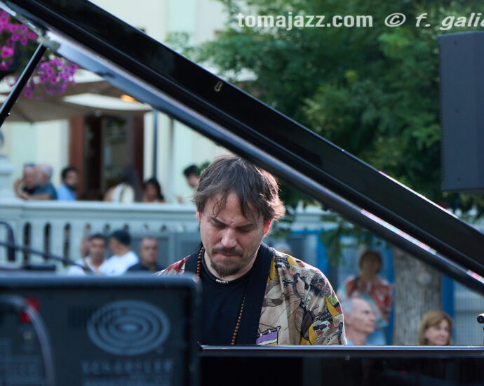 Daniel García Trío (Huesca es Jazz 2026. 2026-06-27) Por Fabio Galicia [INSTANTZZ AKA Galería fotográfica AKA Fotoblog de jazz, impro… y algo más] - Tomajazz - Daniel García Trío actuó en Huesca es Jazz 2026. Fabio Galicia lo retrata en INSTANTZZ. Daniel García Trío son Daniel García, Reinier Elizarde, Andrés Litwin