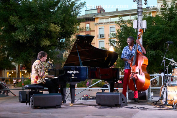 Daniel García Trío (Huesca es Jazz 2026. 2026-06-27) Por Fabio Galicia [INSTANTZZ AKA Galería fotográfica AKA Fotoblog de jazz, impro… y algo más] - Tomajazz - Daniel García Trío actuó en Huesca es Jazz 2026. Fabio Galicia lo retrata en INSTANTZZ. Daniel García Trío son Daniel García, Reinier Elizarde, Andrés Litwin 