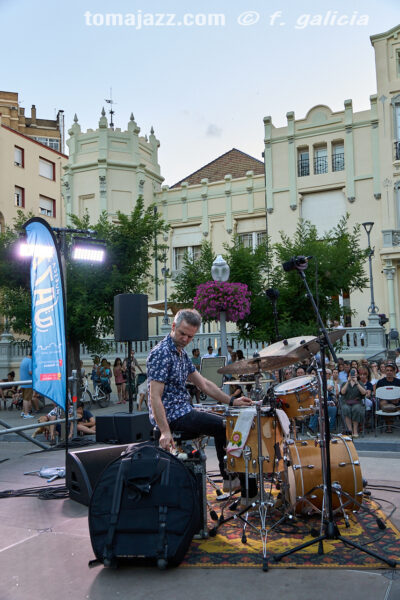 Daniel García Trío (Huesca es Jazz 2026. 2026-06-27) Por Fabio Galicia [INSTANTZZ AKA Galería fotográfica AKA Fotoblog de jazz, impro… y algo más] - Tomajazz - Daniel García Trío actuó en Huesca es Jazz 2026. Fabio Galicia lo retrata en INSTANTZZ. Daniel García Trío son Daniel García, Reinier Elizarde, Andrés Litwin 