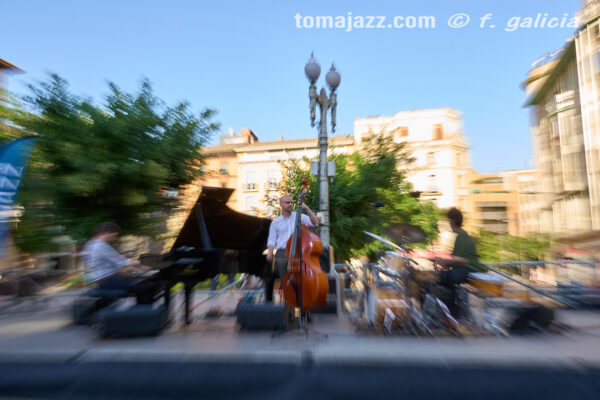 Lucas Herrera Hernández Trío (Huesca es Jazz 2026. 2026-06-27) Por Fabio Galicia [INSTANTZZ AKA Galería fotográfica AKA Fotoblog de jazz, impro… y algo más] - Tomajazz - Lucas Herrera Hernández Trío actuó en Huesca es Jazz 2026. Fabio Galicia lo retrata en INSTANTZZ. Actuaron Lucas Herrera Fernández, Román Cubelos, Homero Tolosa