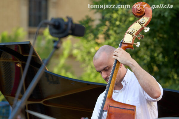 Lucas Herrera Hernández Trío (Huesca es Jazz 2026. 2026-06-27) Por Fabio Galicia [INSTANTZZ AKA Galería fotográfica AKA Fotoblog de jazz, impro… y algo más] - Tomajazz - Lucas Herrera Hernández Trío actuó en Huesca es Jazz 2026. Fabio Galicia lo retrata en INSTANTZZ. Actuaron Lucas Herrera Fernández, Román Cubelos, Homero Tolosa