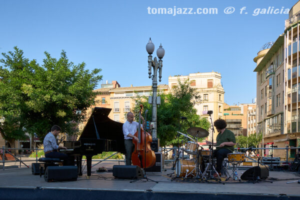Lucas Herrera Hernández Trío (Huesca es Jazz 2026. 2026-06-27) Por Fabio Galicia [INSTANTZZ AKA Galería fotográfica AKA Fotoblog de jazz, impro… y algo más] - Tomajazz - Lucas Herrera Hernández Trío actuó en Huesca es Jazz 2026. Fabio Galicia lo retrata en INSTANTZZ. Actuaron Lucas Herrera Fernández, Román Cubelos, Homero Tolosa