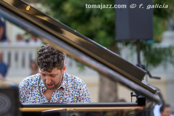 Lucas Herrera Hernández Trío (Huesca es Jazz 2026. 2026-06-27) Por Fabio Galicia [INSTANTZZ AKA Galería fotográfica AKA Fotoblog de jazz, impro… y algo más] - Tomajazz - Lucas Herrera Hernández Trío actuó en Huesca es Jazz 2026. Fabio Galicia lo retrata en INSTANTZZ. Actuaron Lucas Herrera Fernández, Román Cubelos, Homero Tolosa
