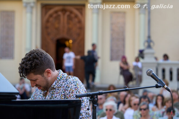Lucas Herrera Hernández Trío (Huesca es Jazz 2026. 2026-06-27) Por Fabio Galicia [INSTANTZZ AKA Galería fotográfica AKA Fotoblog de jazz, impro… y algo más] - Tomajazz - Lucas Herrera Hernández Trío actuó en Huesca es Jazz 2026. Fabio Galicia lo retrata en INSTANTZZ. Actuaron Lucas Herrera Fernández, Román Cubelos, Homero Tolosa