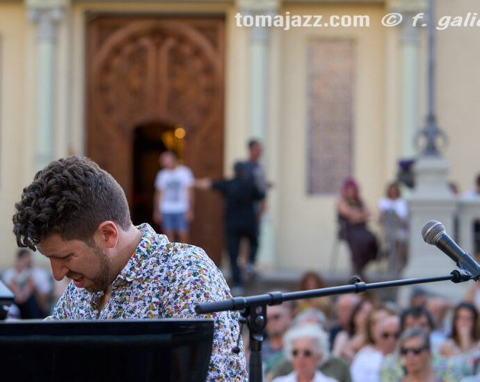Lucas Herrera Hernández Trío (Huesca es Jazz 2026. 2026-06-27) Por Fabio Galicia [INSTANTZZ AKA Galería fotográfica AKA Fotoblog de jazz, impro… y algo más] - Tomajazz - Lucas Herrera Hernández Trío actuó en Huesca es Jazz 2026. Fabio Galicia lo retrata en INSTANTZZ. Actuaron Lucas Herrera Fernández, Román Cubelos, Homero Tolosa