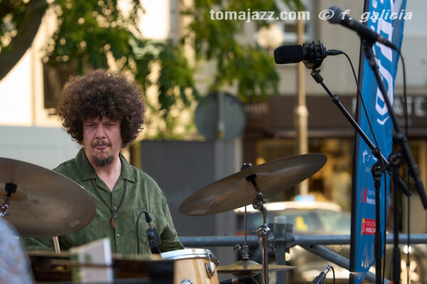 Lucas Herrera Hernández Trío (Huesca es Jazz 2026. 2026-06-27) Por Fabio Galicia [INSTANTZZ AKA Galería fotográfica AKA Fotoblog de jazz, impro… y algo más] - Tomajazz - Lucas Herrera Hernández Trío actuó en Huesca es Jazz 2026. Fabio Galicia lo retrata en INSTANTZZ. Actuaron Lucas Herrera Fernández, Román Cubelos, Homero Tolosa