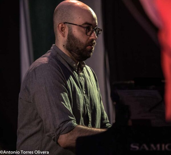 5º Festival Aljarafejazz. Antonio Lizana Trío/Deborah Carter + Ramón Ángel Trío (Mairena del Aljarafe, Sevilla. 29 y 30 Mayo 2026) Por Antonio Torres y Pepe Mateos [Conciertos de Jazz] - Tomajazz - Antonio Lizana Trío y Deborah Carter + Ramón Ángel Trío actuaron en el 5º Festival Aljarafejazz en Mairena del Aljarafe, Sevilla, el 29 y 30 Mayo 2026. Antonio Torres y Pepe Mateos lo relatan - retratan. Participaron Antonio Lizana, Christian de Moret, Fernando Maya, Deborah Carter, Nacho Soto, Jaime Serradilla, Ramón Ángel, Alejandra Artiel 