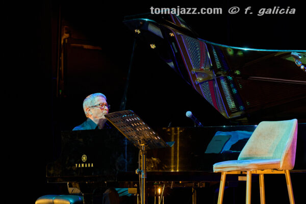 Chano Domínguez & Antonio Serrano (Villanos del Flamenco. Teatro Albéniz, Madrid. 2026-07-03) Por Fabio Galicia [INSTANTZZ AKA Galería fotográfica AKA Fotoblog de jazz, impro… y algo más] - Tomajazz - Chano Domínguez & Antonio Serrano actuaron en Villanos del Flamenco, Madrid, el 3 de julio de 2026. Fabio Galicia lo retrata en INSTANTZZ. Actuaron Chano Domínguez, Antonio Serrano, Kaele Jiménez