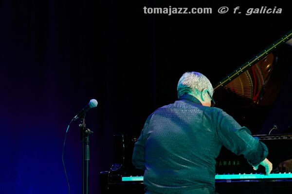 Chano Domínguez & Antonio Serrano (Villanos del Flamenco. Teatro Albéniz, Madrid. 2026-07-03) Por Fabio Galicia [INSTANTZZ AKA Galería fotográfica AKA Fotoblog de jazz, impro… y algo más] - Tomajazz - Chano Domínguez & Antonio Serrano actuaron en Villanos del Flamenco, Madrid, el 3 de julio de 2026. Fabio Galicia lo retrata en INSTANTZZ. Actuaron Chano Domínguez, Antonio Serrano, Kaele Jiménez