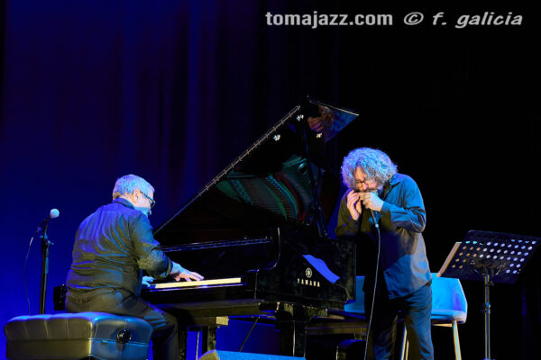 Chano Domínguez & Antonio Serrano (Villanos del Flamenco. Teatro Albéniz, Madrid. 2026-07-03) Por Fabio Galicia [INSTANTZZ AKA Galería fotográfica AKA Fotoblog de jazz, impro… y algo más] - Tomajazz - Chano Domínguez & Antonio Serrano actuaron en Villanos del Flamenco, Madrid, el 3 de julio de 2026. Fabio Galicia lo retrata en INSTANTZZ. Actuaron Chano Domínguez, Antonio Serrano, Kaele Jiménez