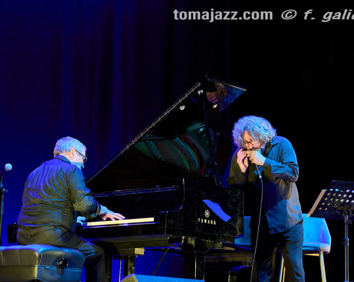 Chano Domínguez & Antonio Serrano (Villanos del Flamenco. Teatro Albéniz, Madrid. 2026-07-03) Por Fabio Galicia [INSTANTZZ AKA Galería fotográfica AKA Fotoblog de jazz, impro… y algo más] - Tomajazz - Chano Domínguez & Antonio Serrano actuaron en Villanos del Flamenco, Madrid, el 3 de julio de 2026. Fabio Galicia lo retrata en INSTANTZZ. Actuaron Chano Domínguez, Antonio Serrano, Kaele Jiménez