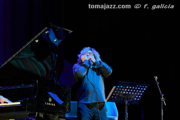 Chano Domínguez & Antonio Serrano (Villanos del Flamenco. Teatro Albéniz, Madrid. 2026-07-03) Por Fabio Galicia [INSTANTZZ AKA Galería fotográfica AKA Fotoblog de jazz, impro… y algo más] - Tomajazz - Chano Domínguez & Antonio Serrano actuaron en Villanos del Flamenco, Madrid, el 3 de julio de 2026. Fabio Galicia lo retrata en INSTANTZZ. Actuaron Chano Domínguez, Antonio Serrano, Kaele Jiménez
