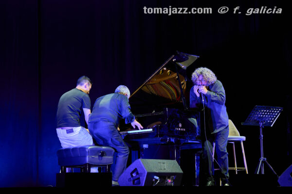 Chano Domínguez & Antonio Serrano (Villanos del Flamenco. Teatro Albéniz, Madrid. 2026-07-03) Por Fabio Galicia [INSTANTZZ AKA Galería fotográfica AKA Fotoblog de jazz, impro… y algo más] - Tomajazz - Chano Domínguez & Antonio Serrano actuaron en Villanos del Flamenco, Madrid, el 3 de julio de 2026. Fabio Galicia lo retrata en INSTANTZZ. Actuaron Chano Domínguez, Antonio Serrano, Kaele Jiménez