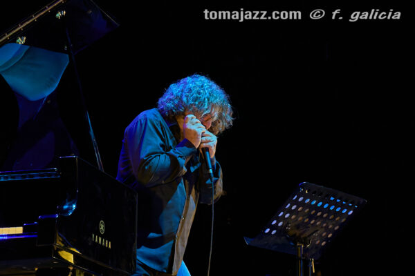 Chano Domínguez & Antonio Serrano (Villanos del Flamenco. Teatro Albéniz, Madrid. 2026-07-03) Por Fabio Galicia [INSTANTZZ AKA Galería fotográfica AKA Fotoblog de jazz, impro… y algo más] - Tomajazz - Chano Domínguez & Antonio Serrano actuaron en Villanos del Flamenco, Madrid, el 3 de julio de 2026. Fabio Galicia lo retrata en INSTANTZZ. Actuaron Chano Domínguez, Antonio Serrano, Kaele Jiménez