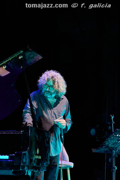 Chano Domínguez & Antonio Serrano (Villanos del Flamenco. Teatro Albéniz, Madrid. 2026-07-03) Por Fabio Galicia [INSTANTZZ AKA Galería fotográfica AKA Fotoblog de jazz, impro… y algo más] - Tomajazz - Chano Domínguez & Antonio Serrano actuaron en Villanos del Flamenco, Madrid, el 3 de julio de 2026. Fabio Galicia lo retrata en INSTANTZZ. Actuaron Chano Domínguez, Antonio Serrano, Kaele Jiménez