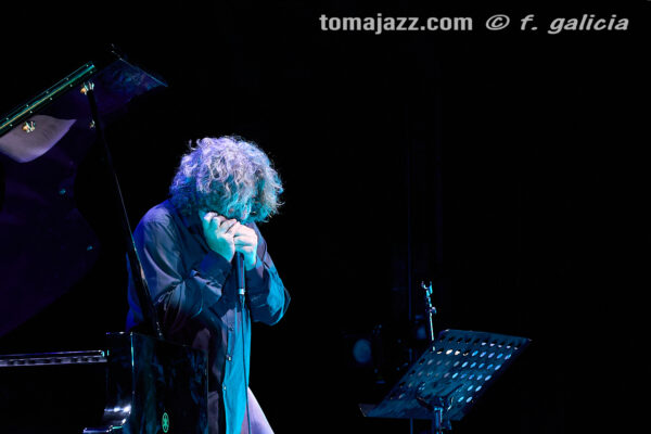Chano Domínguez & Antonio Serrano (Villanos del Flamenco. Teatro Albéniz, Madrid. 2026-07-03) Por Fabio Galicia [INSTANTZZ AKA Galería fotográfica AKA Fotoblog de jazz, impro… y algo más] - Tomajazz - Chano Domínguez & Antonio Serrano actuaron en Villanos del Flamenco, Madrid, el 3 de julio de 2026. Fabio Galicia lo retrata en INSTANTZZ. Actuaron Chano Domínguez, Antonio Serrano, Kaele Jiménez