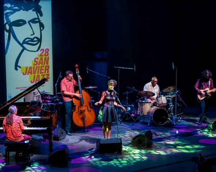 Lluís Coloma Blues Project - Rockin’ My Blues In San Javier / Fusion Experience Quartet (XXVIII Festival Internacional de Jazz de San Javier 2026 - Murcia. 2026-07-24)  Por José Antonio García López y Pedro Sáez [Concierto de jazz] - Tomajazz - Lluís Coloma Blues Project - Rockin’ My Blues In San Javier y Fusion Experience Quartet clausuraron el XXVIII Festival Internacional de Jazz de San Javier 2026. José Antonio García López y Pedro Sáez repasan la actuación. Participaron Lluís Coloma Blues Project: Lluís Coloma, Nicole Rochelle, Kid Carlos, Manolo Germán, Julian Vaughn / Fusion Experience Quartet: Richard Bona, Ciro Manna, Michael Lecoq, Dave Weckl