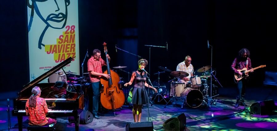 Lluís Coloma Blues Project - Rockin’ My Blues In San Javier / Fusion Experience Quartet (XXVIII Festival Internacional de Jazz de San Javier 2026 - Murcia. 2026-07-24)  Por José Antonio García López y Pedro Sáez [Concierto de jazz] - Tomajazz - Lluís Coloma Blues Project - Rockin’ My Blues In San Javier y Fusion Experience Quartet clausuraron el XXVIII Festival Internacional de Jazz de San Javier 2026. José Antonio García López y Pedro Sáez repasan la actuación. Participaron Lluís Coloma Blues Project: Lluís Coloma, Nicole Rochelle, Kid Carlos, Manolo Germán, Julian Vaughn / Fusion Experience Quartet: Richard Bona, Ciro Manna, Michael Lecoq, Dave Weckl