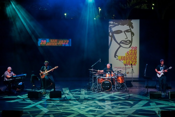 Lluís Coloma Blues Project - Rockin’ My Blues In San Javier / Fusion Experience Quartet (XXVIII Festival Internacional de Jazz de San Javier 2026 - Murcia. 2026-07-24) Por José Antonio García López y Pedro Sáez [Concierto de jazz] - Tomajazz - Lluís Coloma Blues Project - Rockin’ My Blues In San Javier y Fusion Experience Quartet clausuraron el XXVIII Festival Internacional de Jazz de San Javier 2026. José Antonio García López y Pedro Sáez repasan la actuación. Participaron Lluís Coloma Blues Project: Lluís Coloma, Nicole Rochelle, Kid Carlos, Manolo Germán, Julian Vaughn / Fusion Experience Quartet: Richard Bona, Ciro Manna, Michael Lecoq, Dave Weckl