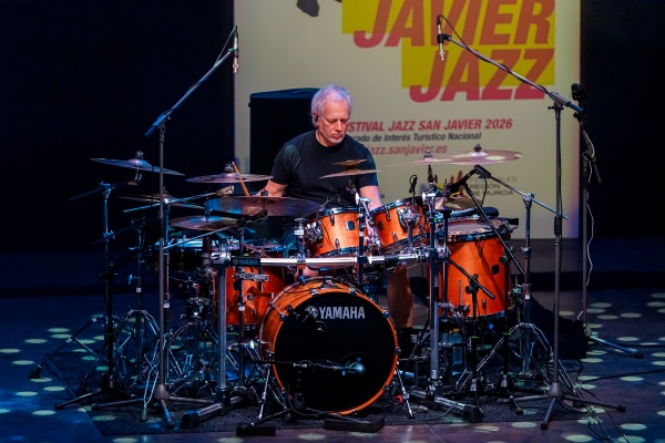 Lluís Coloma Blues Project - Rockin’ My Blues In San Javier / Fusion Experience Quartet (XXVIII Festival Internacional de Jazz de San Javier 2026 - Murcia. 2026-07-24) Por José Antonio García López y Pedro Sáez [Concierto de jazz] - Tomajazz - Lluís Coloma Blues Project - Rockin’ My Blues In San Javier y Fusion Experience Quartet clausuraron el XXVIII Festival Internacional de Jazz de San Javier 2026. José Antonio García López y Pedro Sáez repasan la actuación. Participaron Lluís Coloma Blues Project: Lluís Coloma, Nicole Rochelle, Kid Carlos, Manolo Germán, Julian Vaughn / Fusion Experience Quartet: Richard Bona, Ciro Manna, Michael Lecoq, Dave Weckl