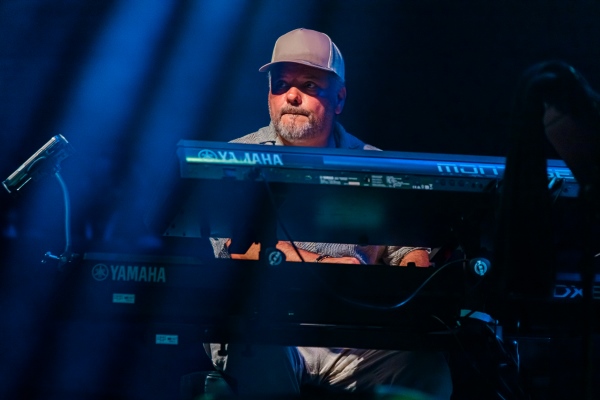Lluís Coloma Blues Project - Rockin’ My Blues In San Javier / Fusion Experience Quartet (XXVIII Festival Internacional de Jazz de San Javier 2026 - Murcia. 2026-07-24) Por José Antonio García López y Pedro Sáez [Concierto de jazz] - Tomajazz - Lluís Coloma Blues Project - Rockin’ My Blues In San Javier y Fusion Experience Quartet clausuraron el XXVIII Festival Internacional de Jazz de San Javier 2026. José Antonio García López y Pedro Sáez repasan la actuación. Participaron Lluís Coloma Blues Project: Lluís Coloma, Nicole Rochelle, Kid Carlos, Manolo Germán, Julian Vaughn / Fusion Experience Quartet: Richard Bona, Ciro Manna, Michael Lecoq, Dave Weckl