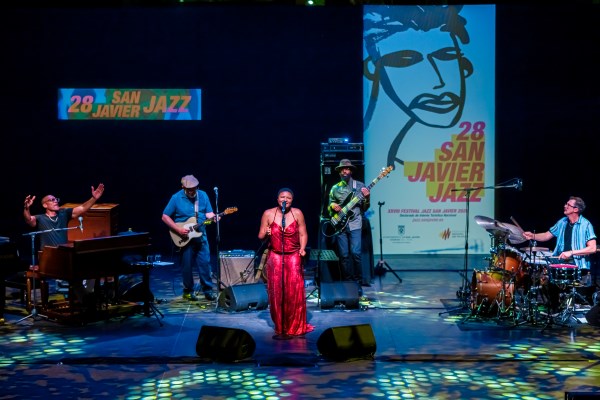 Lizz Wright (XXVIII Festival Internacional de Jazz de San Javier 2026 - Murcia. 2026-07-07) Por José Antonio García López y Pedro Sáez [Concierto de jazz] - Tomajazz - Lizz Wright actuó en el XXVIII Festival Internacional de Jazz de San Javier 2026 - Murcia. José Antonio García López y Pedro Sáez repasan el concierto. Actuaron Lizz Wright, Kenny Banks, Adam Levy, Kyle Miles, Marlon Patton 