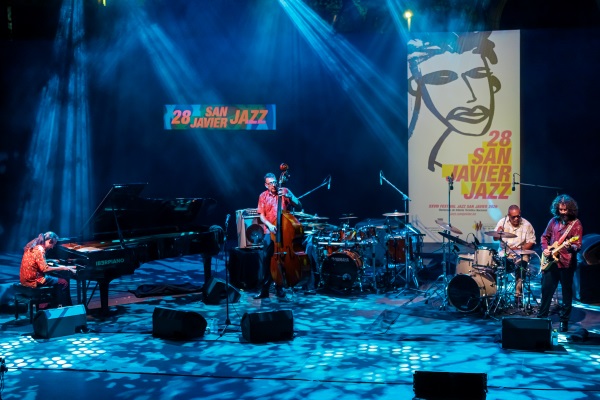 Lluís Coloma Blues Project - Rockin’ My Blues In San Javier / Fusion Experience Quartet (XXVIII Festival Internacional de Jazz de San Javier 2026 - Murcia. 2026-07-24) Por José Antonio García López y Pedro Sáez [Concierto de jazz] - Tomajazz - Lluís Coloma Blues Project - Rockin’ My Blues In San Javier y Fusion Experience Quartet clausuraron el XXVIII Festival Internacional de Jazz de San Javier 2026. José Antonio García López y Pedro Sáez repasan la actuación. Participaron Lluís Coloma Blues Project: Lluís Coloma, Nicole Rochelle, Kid Carlos, Manolo Germán, Julian Vaughn / Fusion Experience Quartet: Richard Bona, Ciro Manna, Michael Lecoq, Dave Weckl