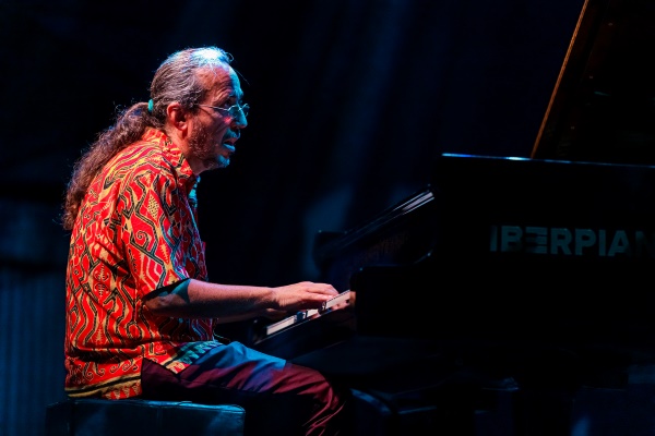 Lluís Coloma Blues Project - Rockin’ My Blues In San Javier / Fusion Experience Quartet (XXVIII Festival Internacional de Jazz de San Javier 2026 - Murcia. 2026-07-24) Por José Antonio García López y Pedro Sáez [Concierto de jazz] - Tomajazz - Lluís Coloma Blues Project - Rockin’ My Blues In San Javier y Fusion Experience Quartet clausuraron el XXVIII Festival Internacional de Jazz de San Javier 2026. José Antonio García López y Pedro Sáez repasan la actuación. Participaron Lluís Coloma Blues Project: Lluís Coloma, Nicole Rochelle, Kid Carlos, Manolo Germán, Julian Vaughn / Fusion Experience Quartet: Richard Bona, Ciro Manna, Michael Lecoq, Dave Weckl