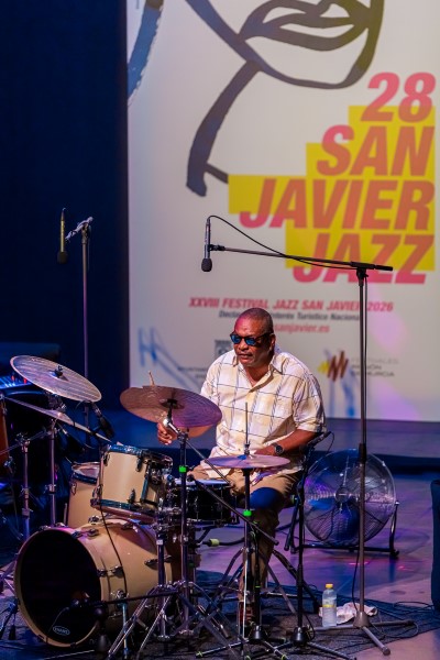 Lluís Coloma Blues Project - Rockin’ My Blues In San Javier / Fusion Experience Quartet (XXVIII Festival Internacional de Jazz de San Javier 2026 - Murcia. 2026-07-24) Por José Antonio García López y Pedro Sáez [Concierto de jazz] - Tomajazz - Lluís Coloma Blues Project - Rockin’ My Blues In San Javier y Fusion Experience Quartet clausuraron el XXVIII Festival Internacional de Jazz de San Javier 2026. José Antonio García López y Pedro Sáez repasan la actuación. Participaron Lluís Coloma Blues Project: Lluís Coloma, Nicole Rochelle, Kid Carlos, Manolo Germán, Julian Vaughn / Fusion Experience Quartet: Richard Bona, Ciro Manna, Michael Lecoq, Dave Weckl