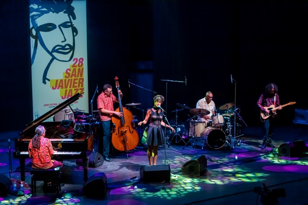 Lluís Coloma Blues Project - Rockin’ My Blues In San Javier / Fusion Experience Quartet (XXVIII Festival Internacional de Jazz de San Javier 2026 - Murcia. 2026-07-24) Por José Antonio García López y Pedro Sáez [Concierto de jazz] - Tomajazz - Lluís Coloma Blues Project - Rockin’ My Blues In San Javier y Fusion Experience Quartet clausuraron el XXVIII Festival Internacional de Jazz de San Javier 2026. José Antonio García López y Pedro Sáez repasan la actuación. Participaron Lluís Coloma Blues Project: Lluís Coloma, Nicole Rochelle, Kid Carlos, Manolo Germán, Julian Vaughn / Fusion Experience Quartet: Richard Bona, Ciro Manna, Michael Lecoq, Dave Weckl