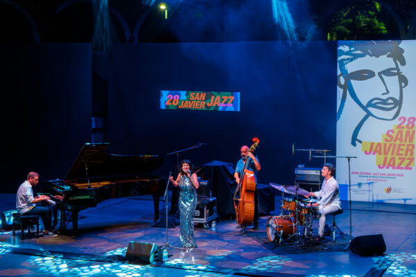 Luca Filastro Trío + Lara Ferrari / Young Gun Silver Fox (XXVIII Festival Internacional de Jazz de San Javier 2026 - Murcia. 2026-07-17) Por José Antonio García López y Pedro Sáez [Concierto de jazz] - Tomajazz - Luca Filastro Trío + Lara Ferrari / Young Gun Silver Fox actuaron en el XXVIII Festival Internacional de Jazz de San Javier 2026. José Antonio García López y Pedro Sáez repasan el concierto. Actuaron Luca Filastro Trío + Lara Ferrari, Luca Filastro, Vincenzo Florio, Andrea Nunzi, Lara Ferrari, Andy Platts, Shawn Lee, Paul Housden, Adrian Meehan, Óscar Cordero, Felipe Castro, Doug Hunt