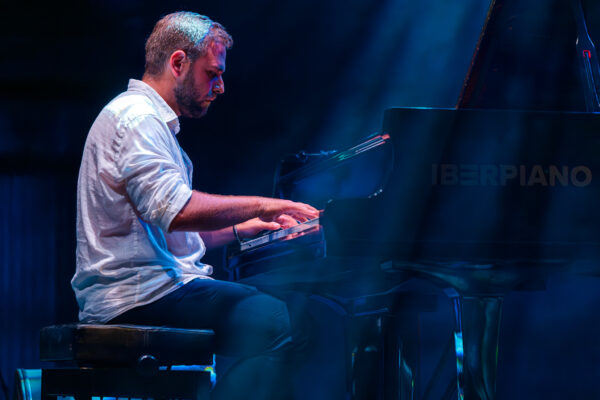 Luca Filastro Trío + Lara Ferrari / Young Gun Silver Fox (XXVIII Festival Internacional de Jazz de San Javier 2026 - Murcia. 2026-07-17) Por José Antonio García López y Pedro Sáez [Concierto de jazz] - Tomajazz - Luca Filastro Trío + Lara Ferrari / Young Gun Silver Fox actuaron en el XXVIII Festival Internacional de Jazz de San Javier 2026. José Antonio García López y Pedro Sáez repasan el concierto. Actuaron Luca Filastro Trío + Lara Ferrari, Luca Filastro, Vincenzo Florio, Andrea Nunzi, Lara Ferrari, Andy Platts, Shawn Lee, Paul Housden, Adrian Meehan, Óscar Cordero, Felipe Castro, Doug Hunt
