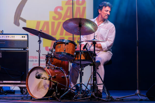 Luca Filastro Trío + Lara Ferrari / Young Gun Silver Fox (XXVIII Festival Internacional de Jazz de San Javier 2026 - Murcia. 2026-07-17) Por José Antonio García López y Pedro Sáez [Concierto de jazz] - Tomajazz - Luca Filastro Trío + Lara Ferrari / Young Gun Silver Fox actuaron en el XXVIII Festival Internacional de Jazz de San Javier 2026. José Antonio García López y Pedro Sáez repasan el concierto. Actuaron Luca Filastro, Vincenzo Florio, Andrea Nunzi, Lara Ferrari, Andy Platts, Shawn Lee, Paul Housden, Adrian Meehan, Óscar Cordero, Felipe Castro, Doug Hunt