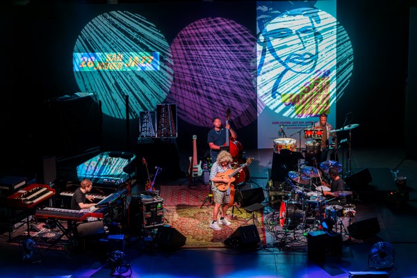 Pat Metheny – Side Eyes III + (XXVIII Festival Internacional de Jazz de San Javier 2026 - Murcia. 2026-07-22) Por José Antonio García López y Pedro Sáez [Concierto de jazz] - Tomajazz - Pat Metheny – Side Eyes III + actuó en el XXVIII Festival Internacional de Jazz de San Javier 2026. José Antonio García López y Pedro Sáez relatan el concierto. Actuaron Pat Metheny, Chris Fishman, Jermaine Paul Jr., Joey Dyxon Jr., Leonard Patton 