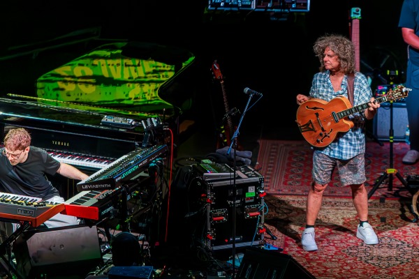 Pat Metheny – Side Eyes III + (XXVIII Festival Internacional de Jazz de San Javier 2026 - Murcia. 2026-07-22) Por José Antonio García López y Pedro Sáez [Concierto de jazz] - Tomajazz - Pat Metheny – Side Eyes III + actuó en el XXVIII Festival Internacional de Jazz de San Javier 2026. José Antonio García López y Pedro Sáez relatan el concierto. Actuaron Pat Metheny, Chris Fishman, Jermaine Paul Jr., Joey Dyxon Jr., Leonard Patton 