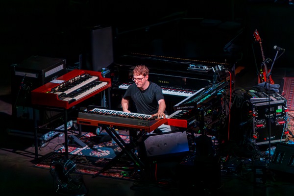 Pat Metheny – Side Eyes III + (XXVIII Festival Internacional de Jazz de San Javier 2026 - Murcia. 2026-07-22) Por José Antonio García López y Pedro Sáez [Concierto de jazz] - Tomajazz - Pat Metheny – Side Eyes III + actuó en el XXVIII Festival Internacional de Jazz de San Javier 2026. José Antonio García López y Pedro Sáez relatan el concierto. Actuaron Pat Metheny, Chris Fishman, Jermaine Paul Jr., Joey Dyxon Jr., Leonard Patton 