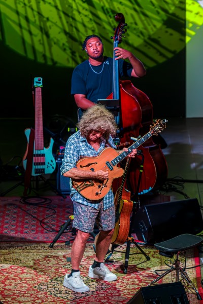 Pat Metheny – Side Eyes III + (XXVIII Festival Internacional de Jazz de San Javier 2026 - Murcia. 2026-07-22) Por José Antonio García López y Pedro Sáez [Concierto de jazz] - Tomajazz - Pat Metheny – Side Eyes III + actuó en el XXVIII Festival Internacional de Jazz de San Javier 2026. José Antonio García López y Pedro Sáez relatan el concierto. Actuaron Pat Metheny, Chris Fishman, Jermaine Paul Jr., Joey Dyxon Jr., Leonard Patton 