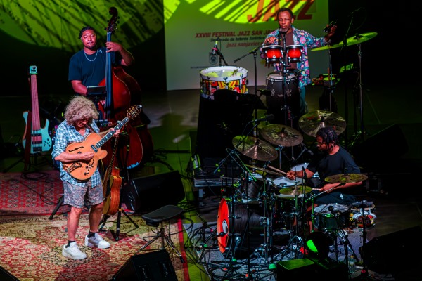 Pat Metheny – Side Eyes III + (XXVIII Festival Internacional de Jazz de San Javier 2026 - Murcia. 2026-07-22) Por José Antonio García López y Pedro Sáez [Concierto de jazz] - Tomajazz - Pat Metheny – Side Eyes III + actuó en el XXVIII Festival Internacional de Jazz de San Javier 2026. José Antonio García López y Pedro Sáez relatan el concierto. Actuaron Pat Metheny, Chris Fishman, Jermaine Paul Jr., Joey Dyxon Jr., Leonard Patton 
