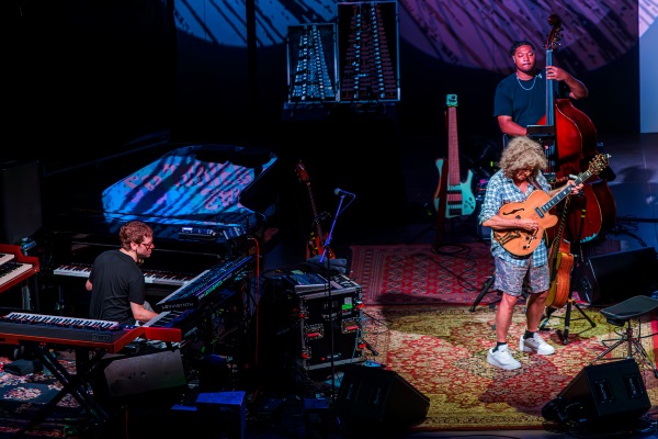 Pat Metheny – Side Eyes III + (XXVIII Festival Internacional de Jazz de San Javier 2026 - Murcia. 2026-07-22) Por José Antonio García López y Pedro Sáez [Concierto de jazz] - Tomajazz - Pat Metheny – Side Eyes III + actuó en el XXVIII Festival Internacional de Jazz de San Javier 2026. José Antonio García López y Pedro Sáez relatan el concierto. Actuaron Pat Metheny, Chris Fishman, Jermaine Paul Jr., Joey Dyxon Jr., Leonard Patton 