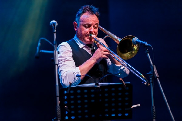 Rafa M. Guillén & The Jazz Walkers / Clarence Bekker Band + Berget Lewis (XXVIII Festival Internacional de Jazz de San Javier 2026 - Murcia. 2026-07-11)  Por José Antonio García López y Pedro Sáez [Concierto de jazz] - Tomajazz - Rafa M. Guillén & The Jazz Walkers y Clarence Bekker Band + Berget Lewis actuaron en el XXVIII Festival Internacional de Jazz de San Javier 2026 - Murcia. José Antonio García López y Pedro Sáez relatan el concierto. Actuaron Rafa Martínez Guillén, Amy Gaviria, Vicent Macián, Ángel Andrés Muñoz, Abel Sanabria, Miquel Asensio, Carlos Llidó, Clarence Bekker, Berget Lewis, Arecio Smith, Francisco Guisado “Rubio”, Leo Torres, Roberto Albrecia, Pol Padrós, Charlie Cuevas, Carlos López