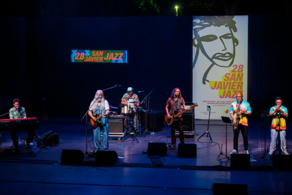 Luca Filastro Trío + Lara Ferrari / Young Gun Silver Fox (XXVIII Festival Internacional de Jazz de San Javier 2026 - Murcia. 2026-07-17) Por José Antonio García López y Pedro Sáez [Concierto de jazz] - Tomajazz - Luca Filastro Trío + Lara Ferrari / Young Gun Silver Fox actuaron en el XXVIII Festival Internacional de Jazz de San Javier 2026. José Antonio García López y Pedro Sáez repasan el concierto. Actuaron Luca Filastro, Vincenzo Florio, Andrea Nunzi, Lara Ferrari, Andy Platts, Shawn Lee, Paul Housden, Adrian Meehan, Óscar Cordero, Felipe Castro, Doug Hunt