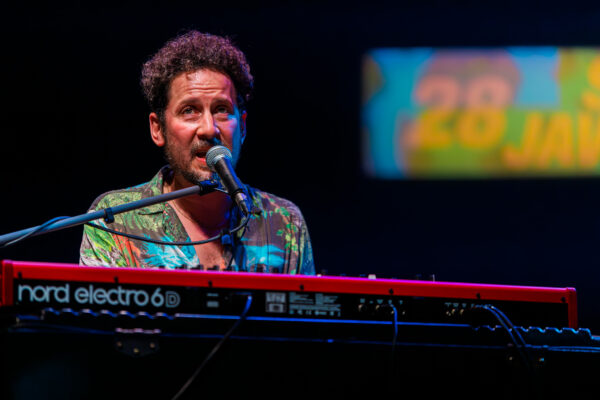 Luca Filastro Trío + Lara Ferrari / Young Gun Silver Fox (XXVIII Festival Internacional de Jazz de San Javier 2026 - Murcia. 2026-07-17) Por José Antonio García López y Pedro Sáez [Concierto de jazz] - Tomajazz - Luca Filastro Trío + Lara Ferrari / Young Gun Silver Fox actuaron en el XXVIII Festival Internacional de Jazz de San Javier 2026. José Antonio García López y Pedro Sáez repasan el concierto. Actuaron Luca Filastro, Vincenzo Florio, Andrea Nunzi, Lara Ferrari, Andy Platts, Shawn Lee, Paul Housden, Adrian Meehan, Óscar Cordero, Felipe Castro, Doug Hunt