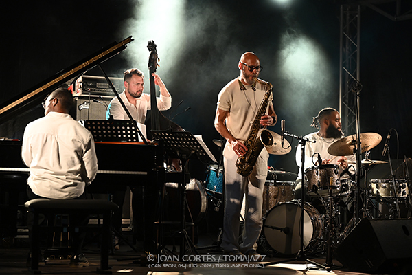 Joshua Redman 4t “Words Fall Short” (Tres dies de Jazz / Can Reon, 2026-07-04 / Tiana -Barcelona-)  [1] Por Joan Cortès [INSTANTZZ AKA Galería fotográfica AKA Fotoblog de jazz, impro… y algo más] - Tomajazz - Joshua Redman 4t “Words Fall Short” actuó en Tres dies de Jazz 2026 en Can Reon, Tiana, Barcelona, el 4 de julio de 2026. Joan Cortès lo retrata en INSTANTZZ. Actuaron Joshua Redman, Paul Cornish, Philip Norris, Nazir Ebo