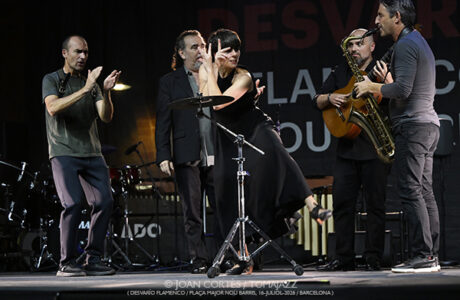 Leonor Leal / David Lagos & Santiago Lara (Desvarío Flamenco/ Plaça Major Nou Barris, 2026-07-16 / Barcelona) [1] Por Joan Cortès [Flamencuras AKA INSTANTZZ AKA Galería fotográfica AKA Fotoblog de jazz, impro… y algo más] - Tomajazz - Leonor Leal / David Lagos & Santiago Lara actuaron en Desvarío Flamenco Nou Barris 2026 de Barcelona. Joan Cortès lo retrata en las Flamencuras de INSTANTZZ