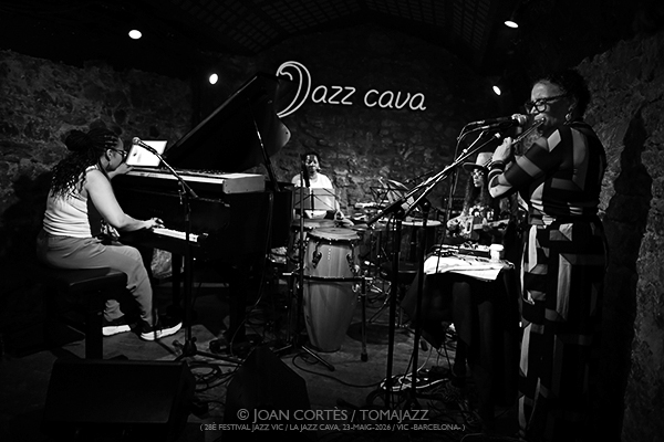 Nicole Mitchell’s Black Earth Sway (28è Festival Jazz Vic / Jazz Cava, 2026-05-22 / Vic -Barcelona-) [6] Por Joan Cortès [INSTANTZZ AKA Galería fotográfica AKA Fotoblog de jazz, impro… y algo más] - Tomajazz - Nicole Mitchell’s Black Earth Sway actuó en el (28è Festival Jazz Vic /en la Jazz Cava. Joan Cortès lo retrata en INSTANTZZ. Actuaron Nicole Mitchell, Zahili Gonzalez Zamora, Coco Elysses, JoVia Armstrong