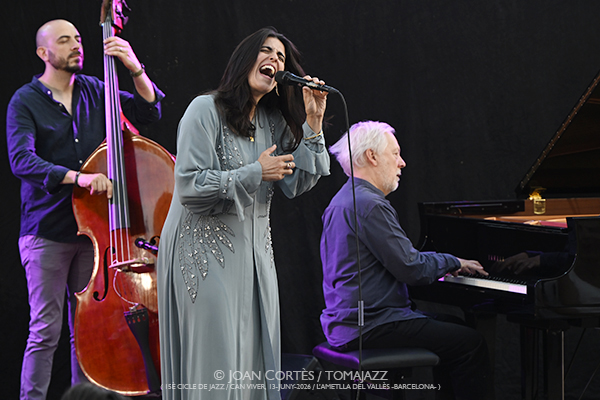 Sara Dowling & Ignasi Terraza Trio (15è Cicle de Jazz /Can Viver, 2026-06-13 / L’Ametlla del Vallès -Barcelona-) Por Joan Cortès [INSTANTZZ AKA Galería fotográfica AKA Fotoblog de jazz, impro… y algo más] - Tomajazz - Sara Dowling & Ignasi Terraza Trio actuó en el 15è Cicle de Jazz de L’Ametlla del Vallès -Barcelona-,  el 13 de junio de 2026. Joan Cortès lo retrata en INSTANTZZ. Actuaron Sara Dowling, Ignasi Terraza, Dario Di Lecce, Esteve Pi