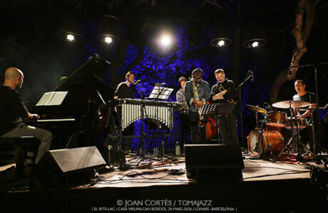 Dani de Morón / Cohen-Le Fleming-Maestro-Moullier-Richardson-Sánchez (IV Festival Rite 2026. El Rite-LAC / Casa Virupa, 2026-05-29 / Llinars -Barcelona-) [01]  Por Joan Cortès [INSTANTZZ AKA Galería fotográfica AKA Fotoblog de jazz, impro… y algo más] - Tomajazz - Dani de Morón / Cohen-Le Fleming-Maestro-Moullier-Richardson-Sánchez actuaron en el IV Festival Rite 2026 en El Rite-LAC en Casa Virupa, en Llinars -Barcelona-, el 29 de mayo de 2026. Joan Cortès lo retrata en INSTANTZZ